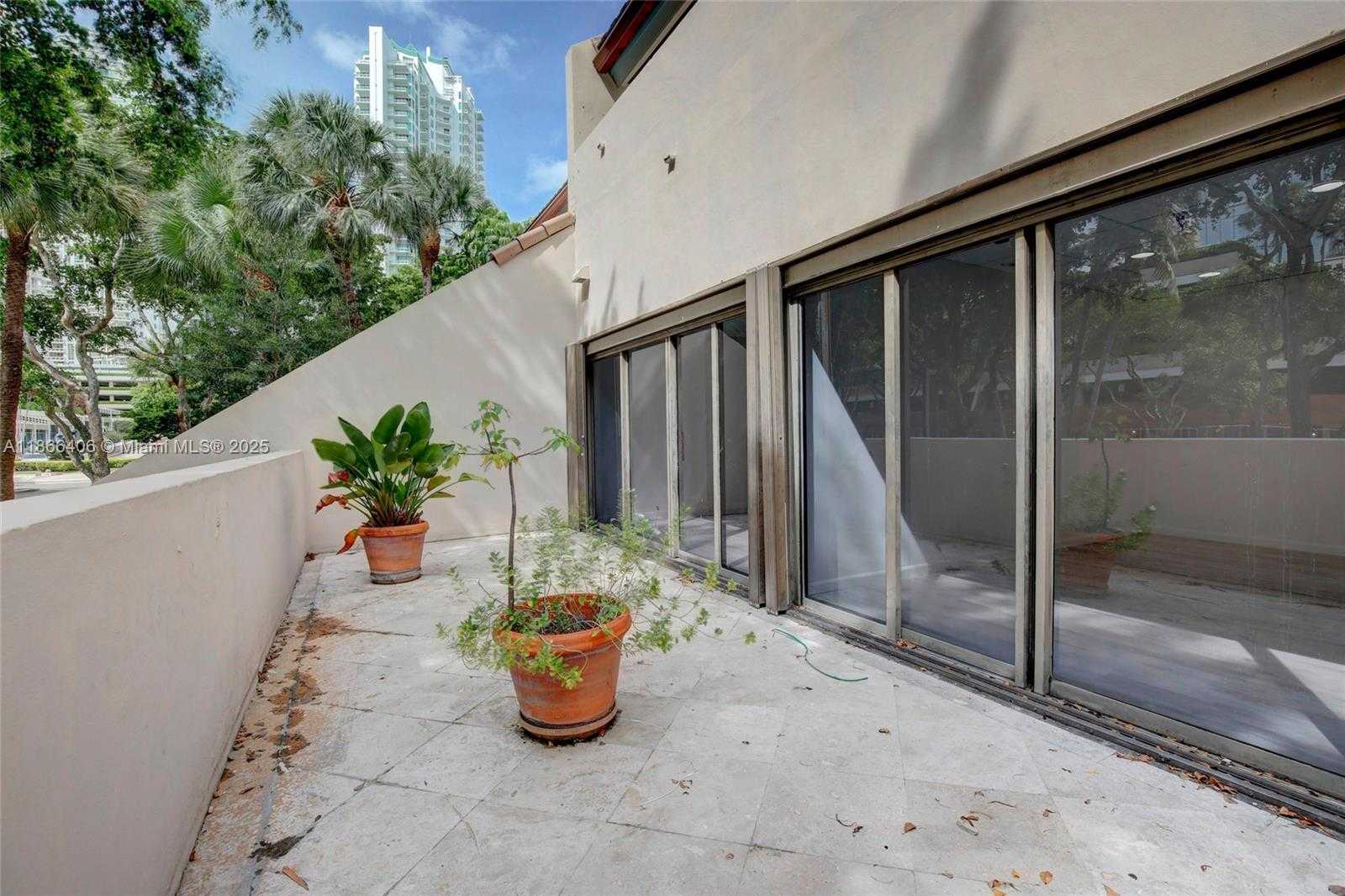 Small Image of 520 BRICKELL KEY DR, Miami Number 9