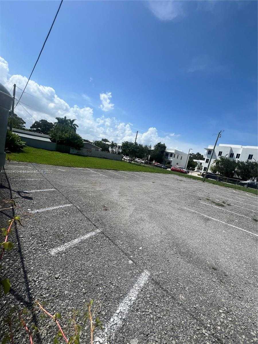 Small Image of 21188 WEST DIXIE HWY, Miami Number 2