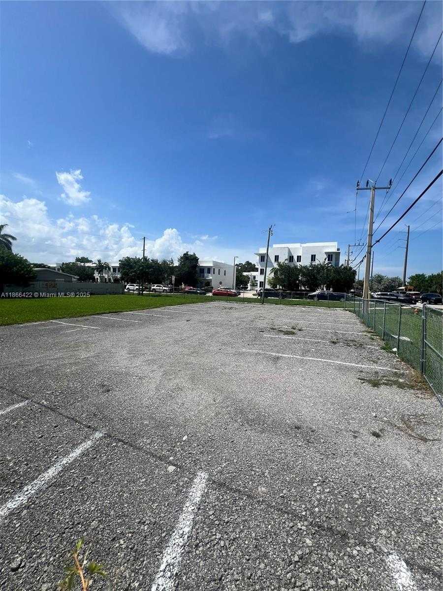 Small Image of 21188 WEST DIXIE HWY, Miami Number 4
