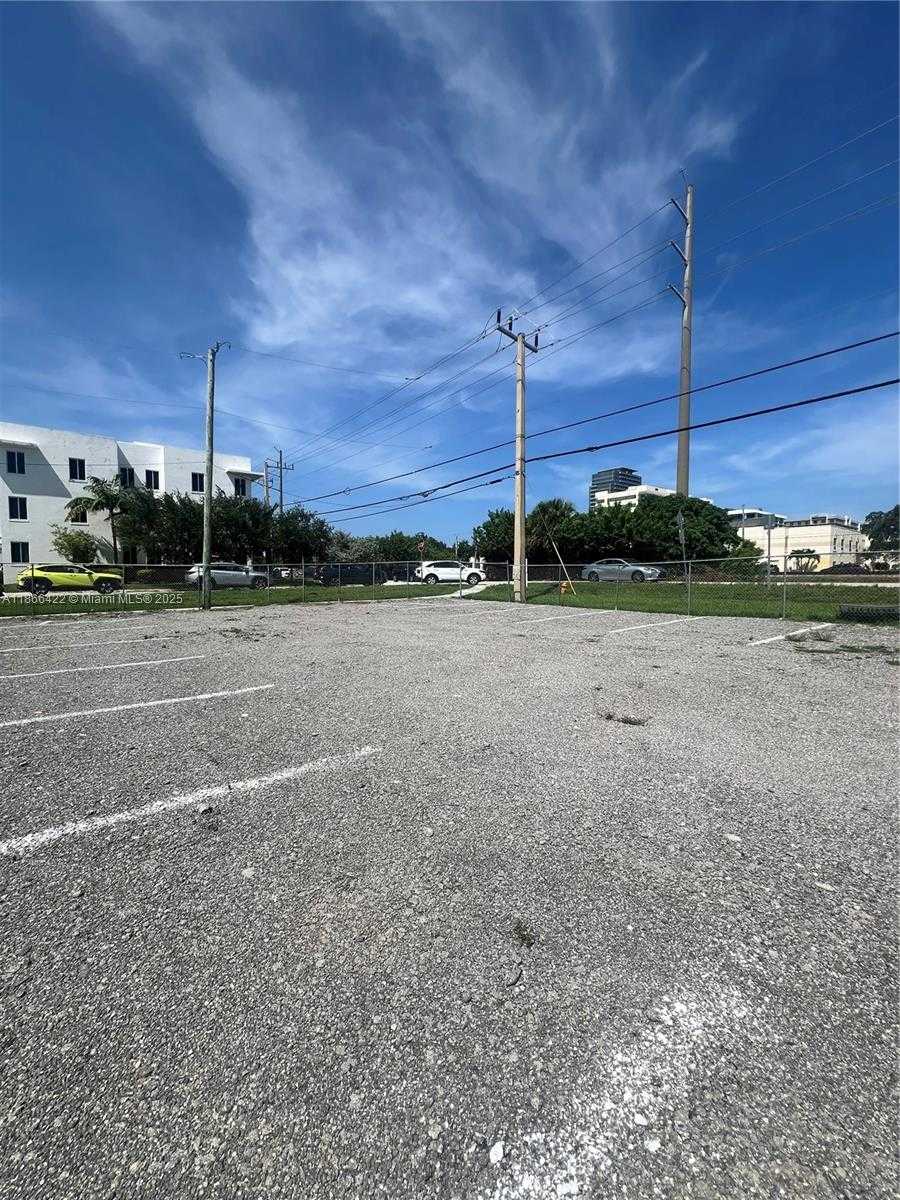 Small Image of 21188 WEST DIXIE HWY, Miami Number 5