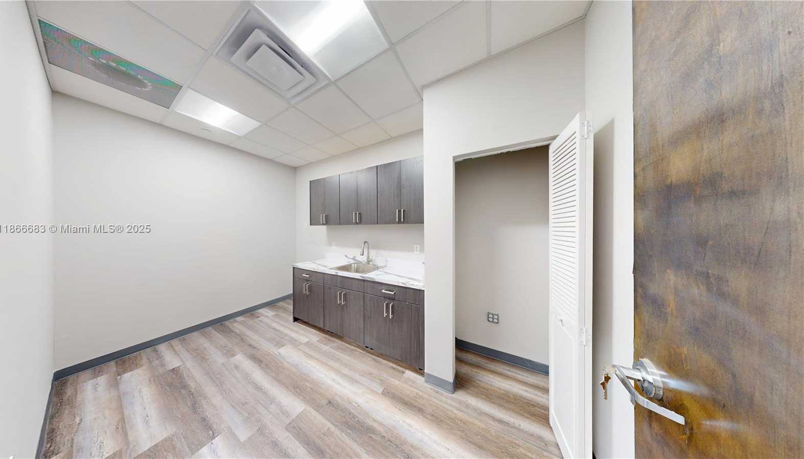 Small Image of Miami Number 32
