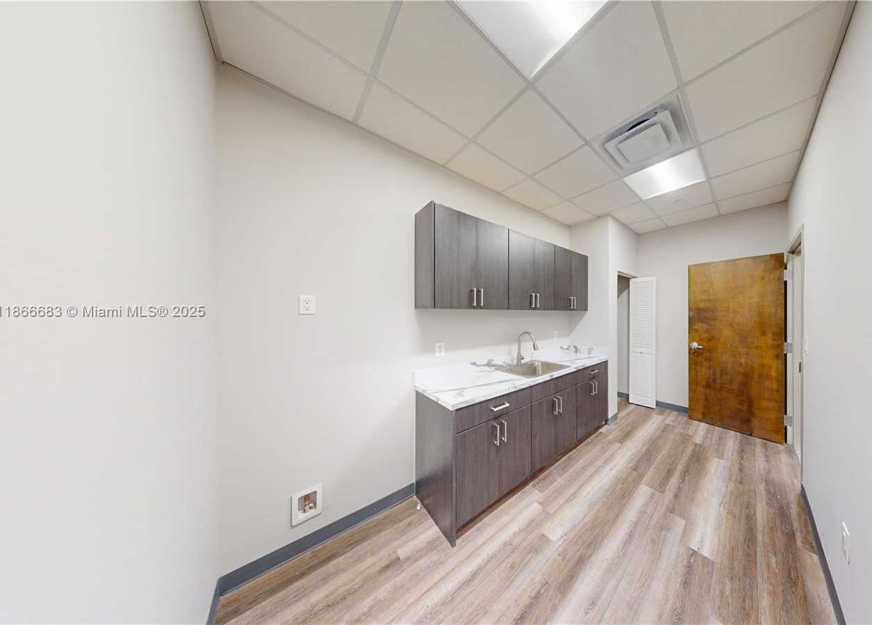 Small Image of Miami Number 33