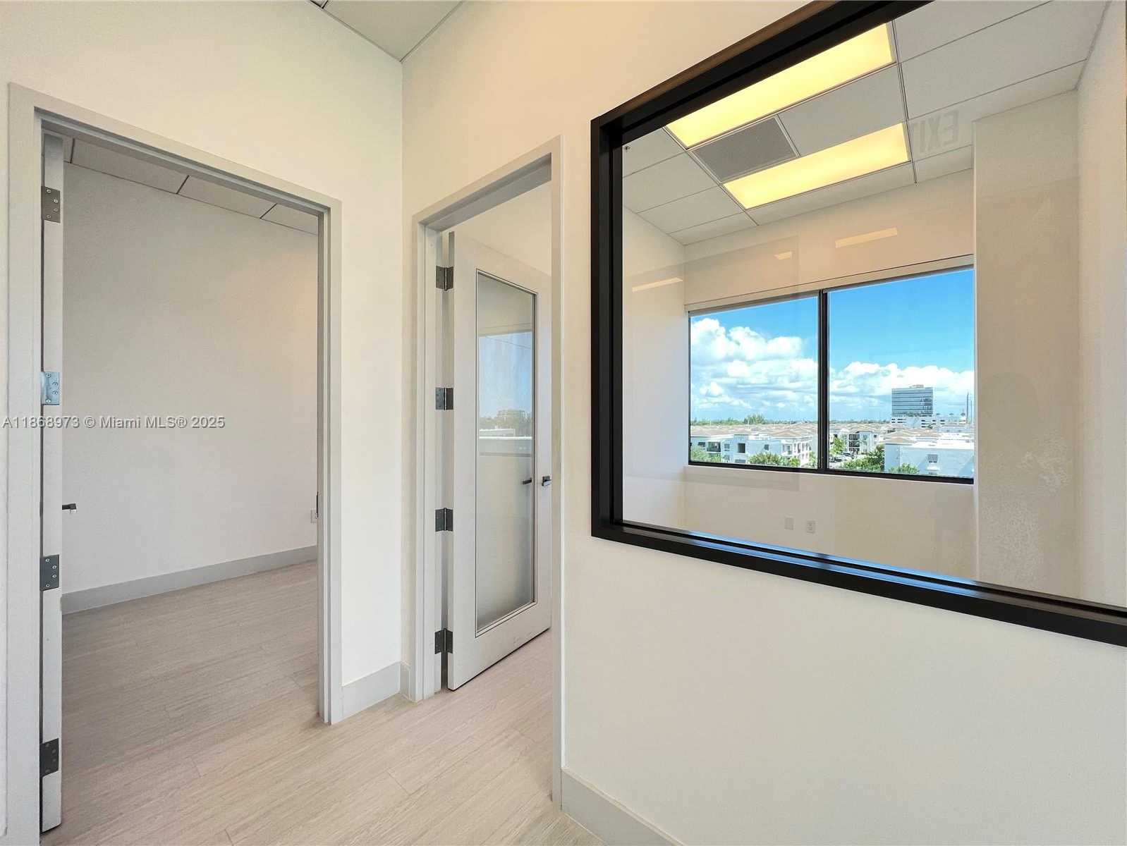 Small Image of 19790w Dixie Hwy, Miami, FL 33180, USA Number 12