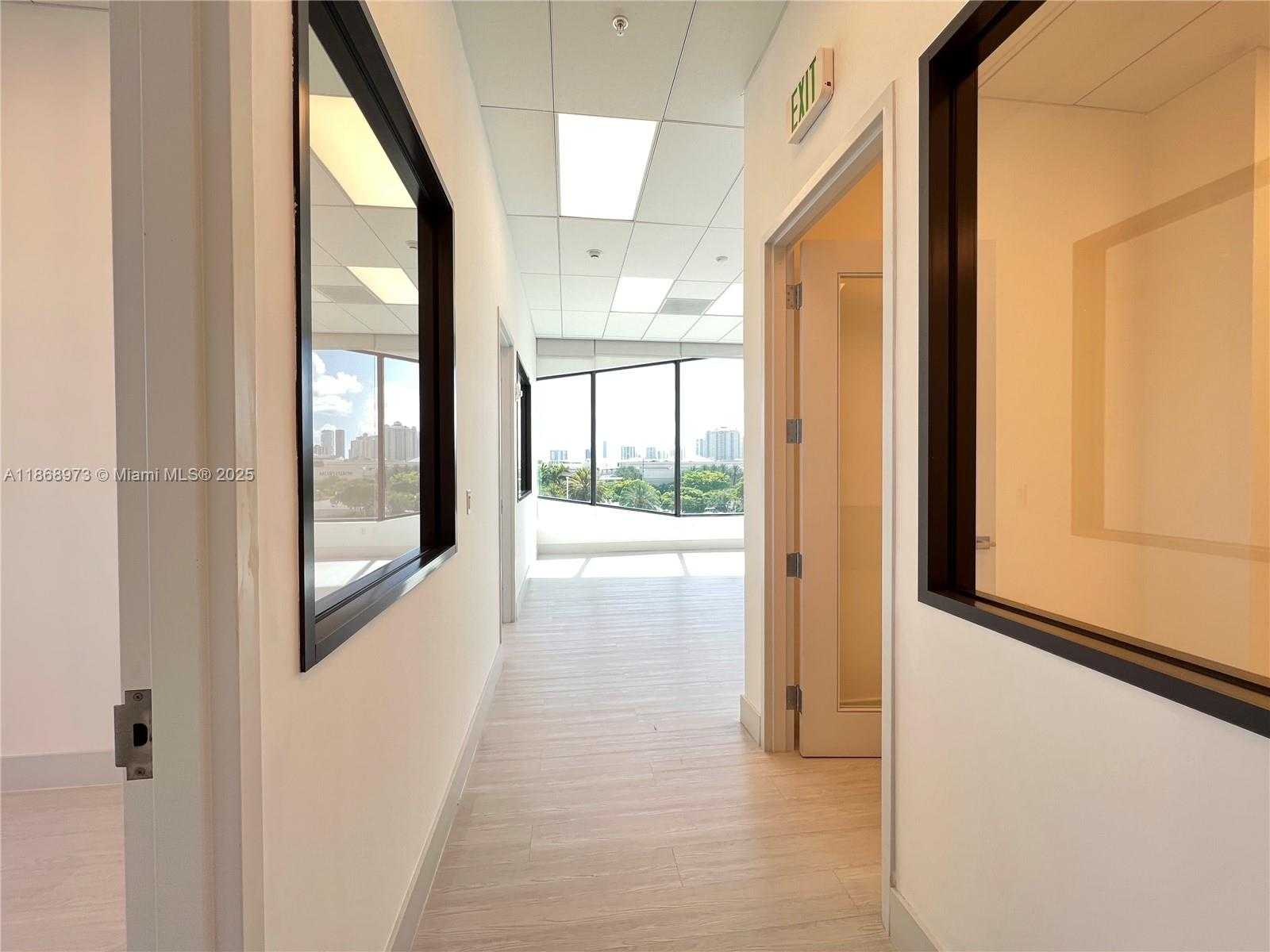 Small Image of 19790w Dixie Hwy, Miami, FL 33180, USA Number 15