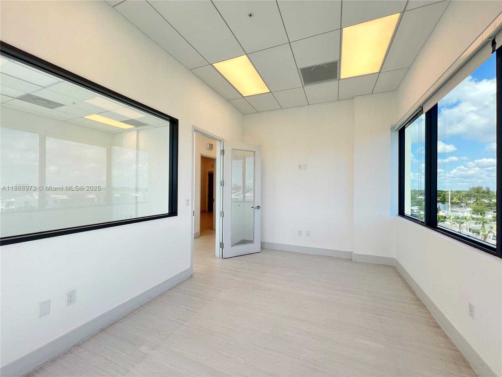 Small Image of 19790w Dixie Hwy, Miami, FL 33180, USA Number 17