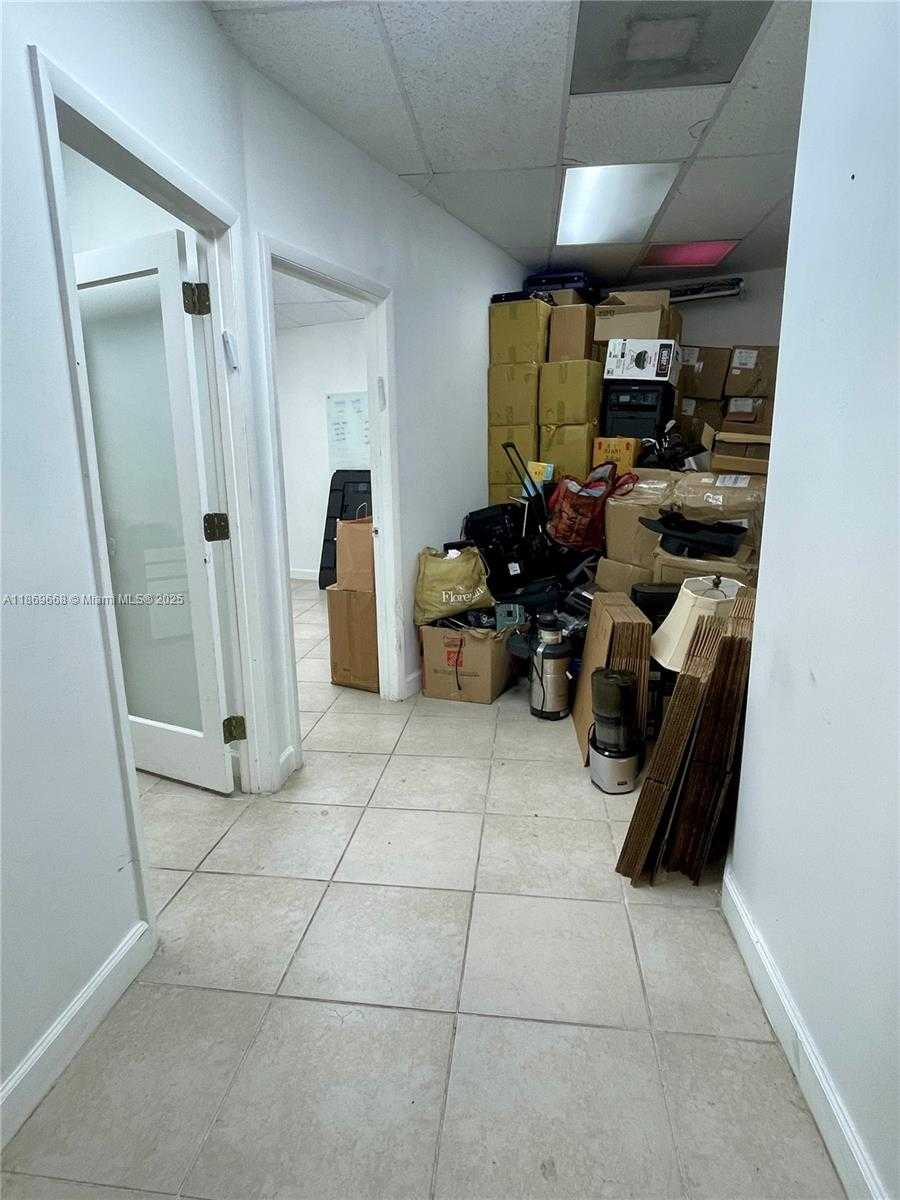 Small Image of 18319 WEST DIXIE HWY #206, North Miami Beach Number 2
