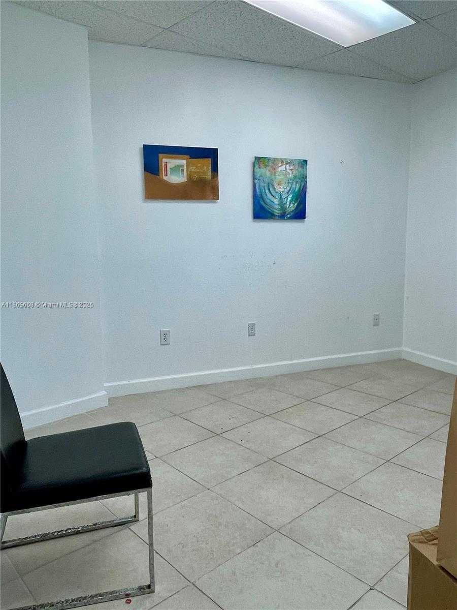 Small Image of 18319 WEST DIXIE HWY #206, North Miami Beach Number 3