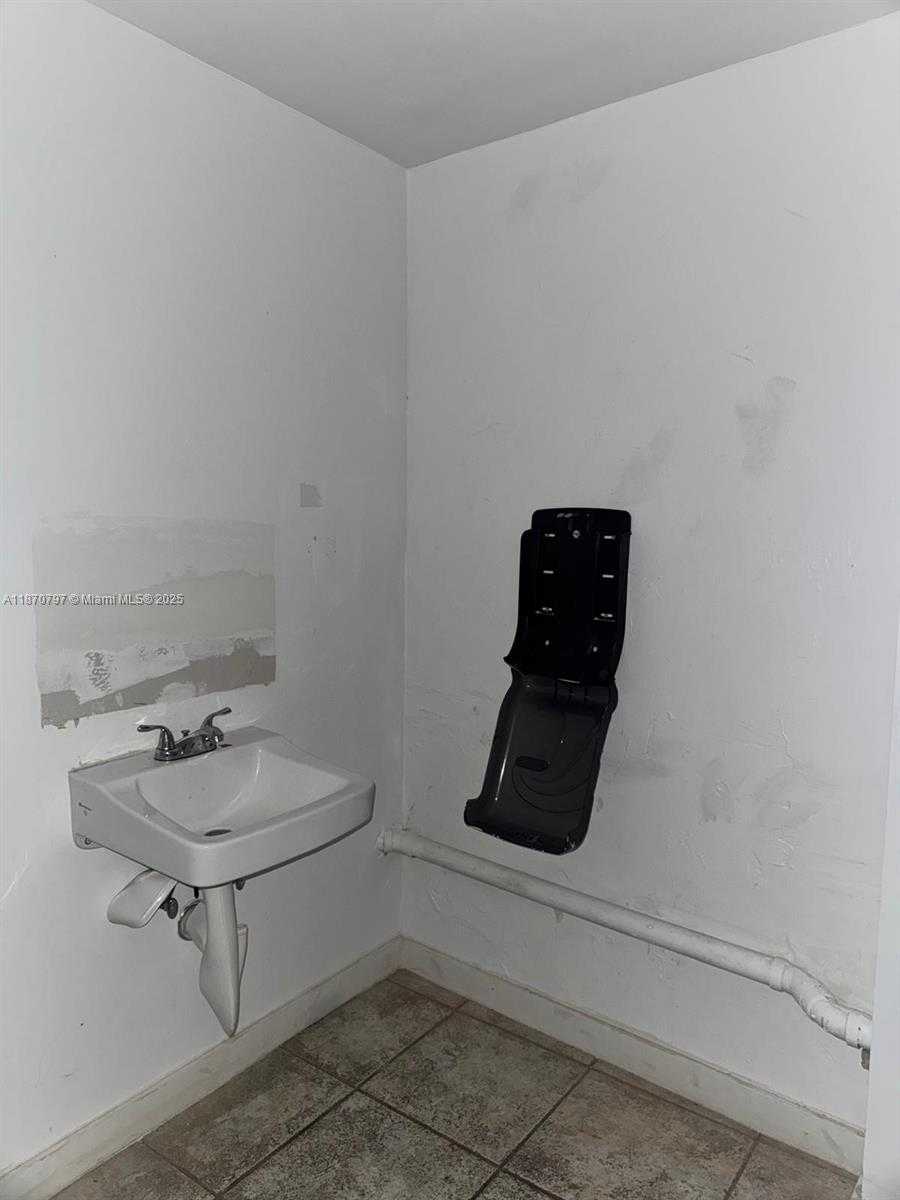 Small Image of 905 SUNRISE LN, Fort Lauderdale Number 24