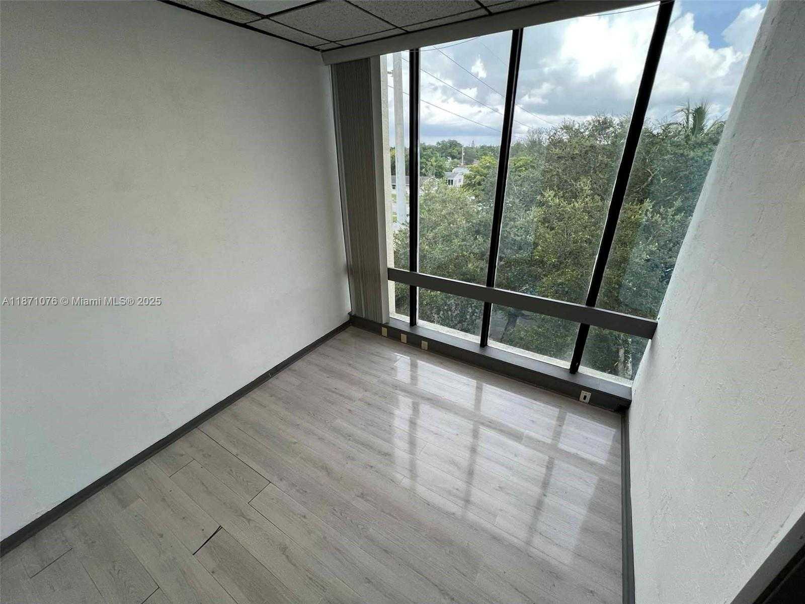 Small Image of 5555 HOLLYWOOD BLVD #301, Hollywood Number 23