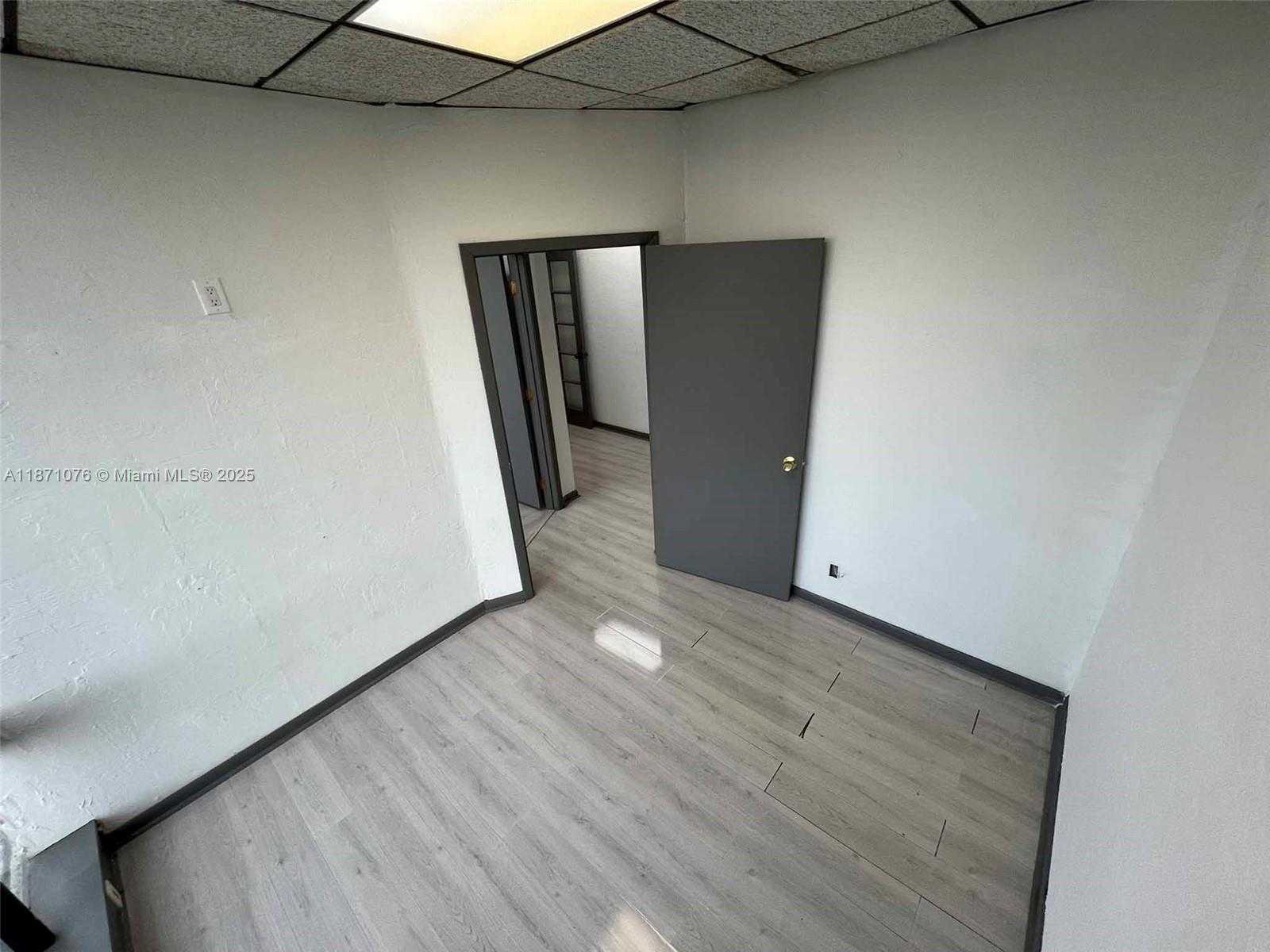 Small Image of 5555 HOLLYWOOD BLVD #301, Hollywood Number 25