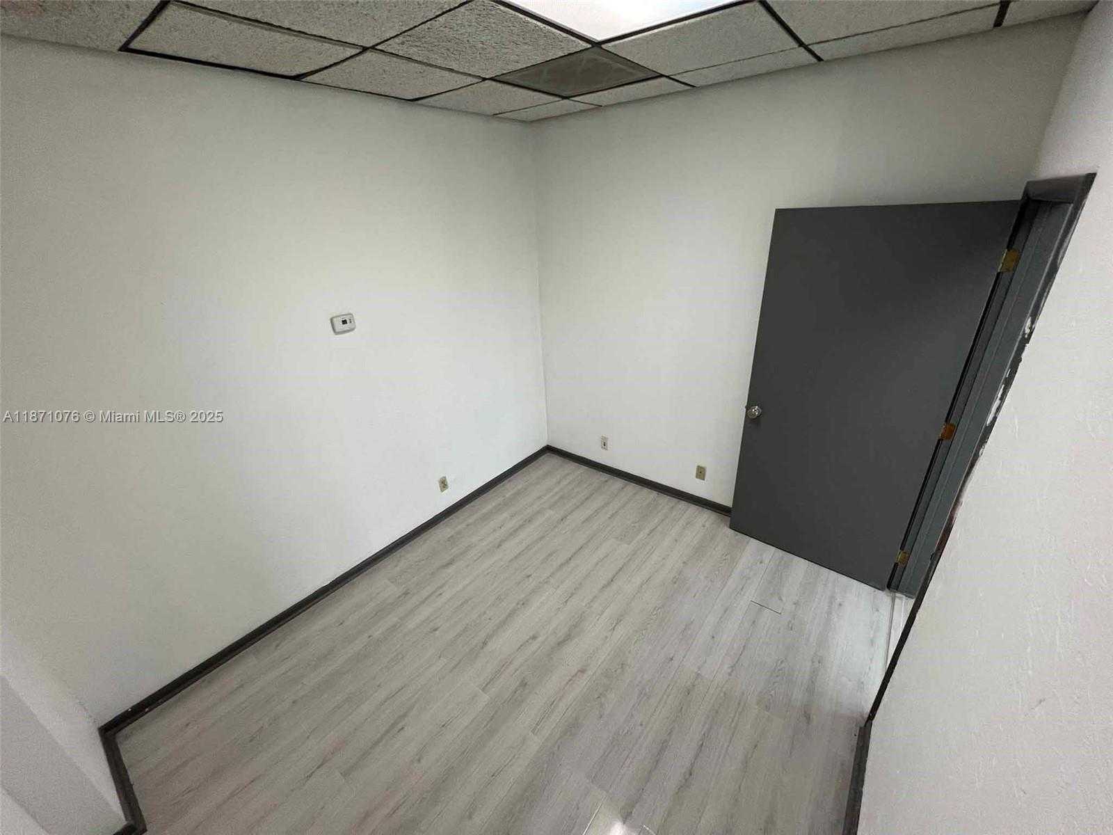 Small Image of 5555 HOLLYWOOD BLVD #301, Hollywood Number 27