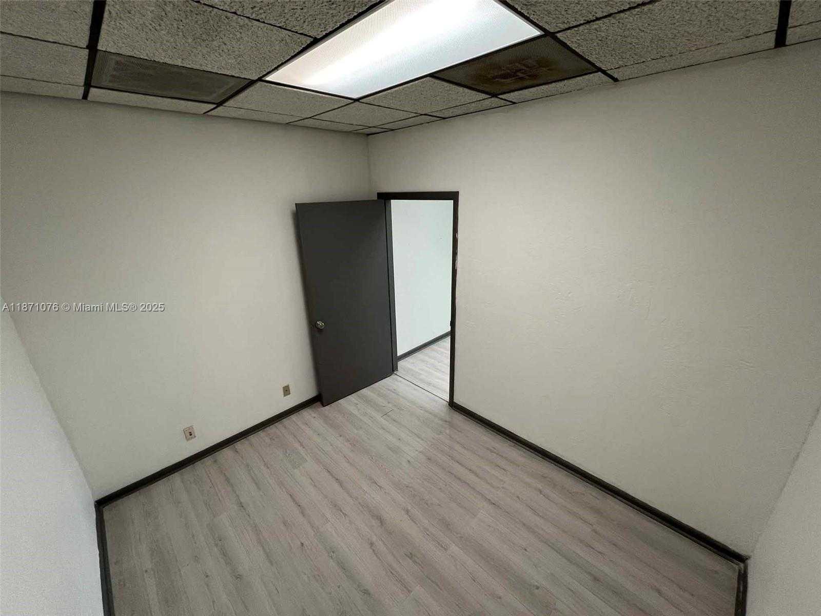 Small Image of 5555 HOLLYWOOD BLVD #301, Hollywood Number 28