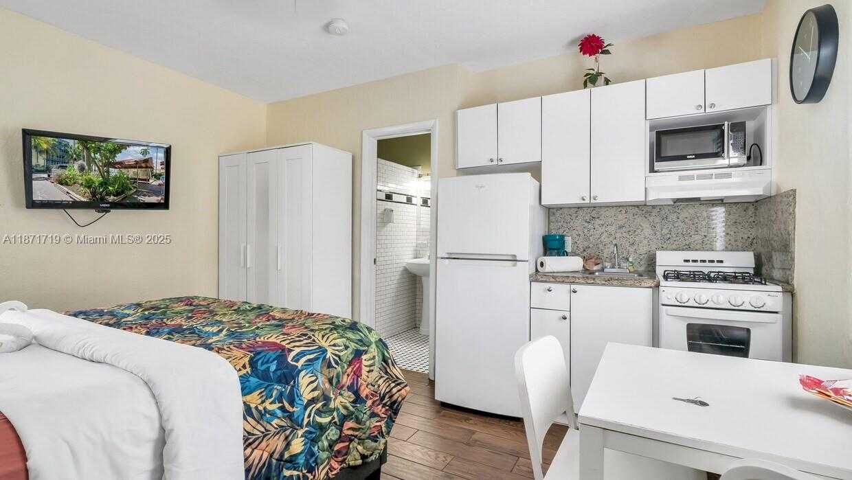 Small Image of 3405 NORTH OCEAN DR, Hollywood Number 17
