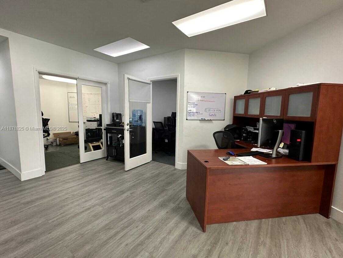 Small Image of 2116 HOLLYWOOD BLVD, Hollywood Number 6