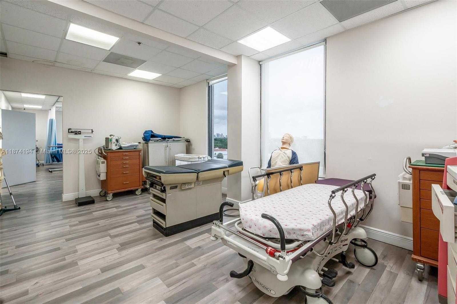 Small Image of 12550 BISCAYNE BLVD #500, North Miami Number 24