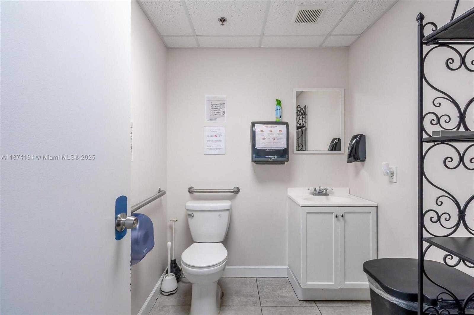 Small Image of 12550 BISCAYNE BLVD #500, North Miami Number 37