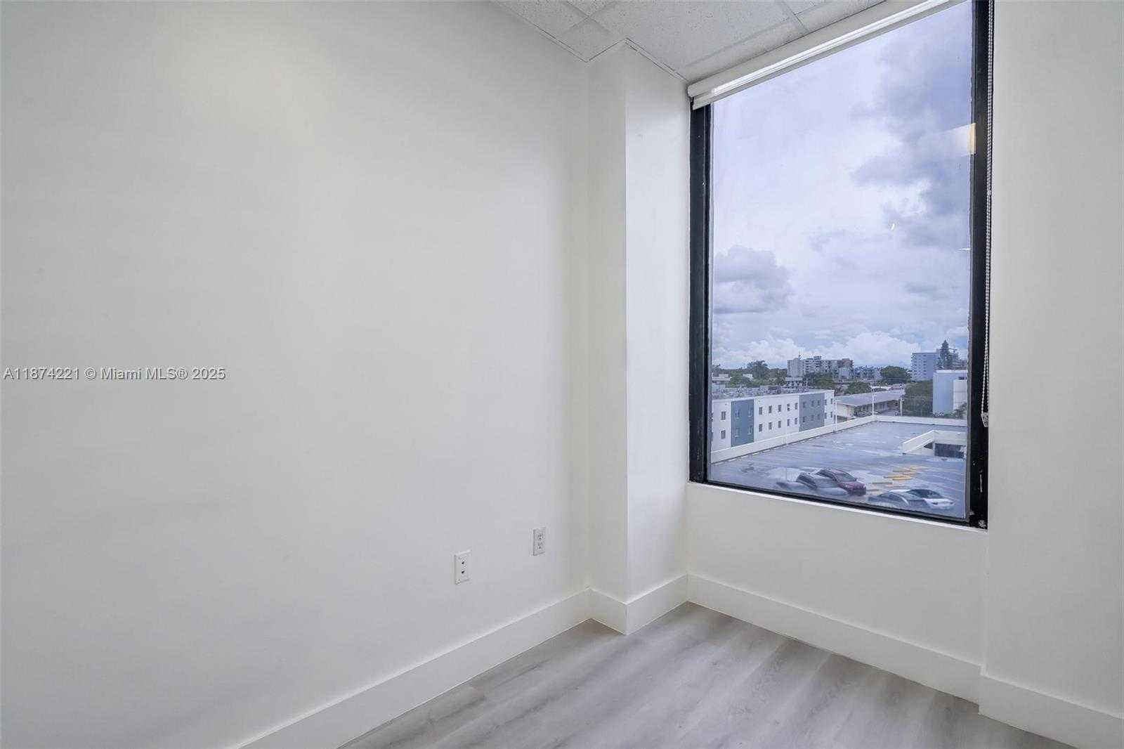 Small Image of 12550 BISCAYNE BLVD #505, North Miami Number 12