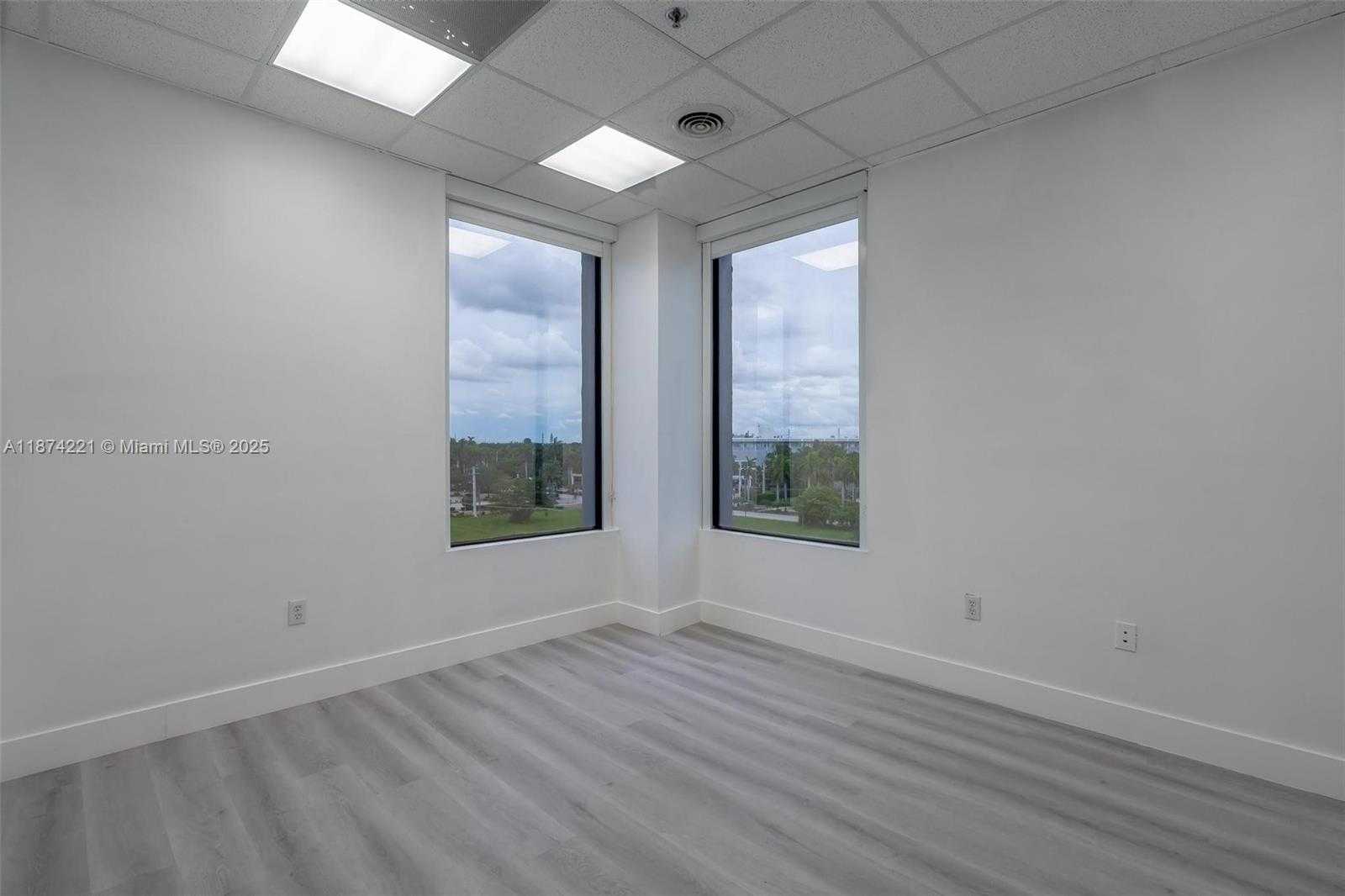 Small Image of 12550 BISCAYNE BLVD #505, North Miami Number 13