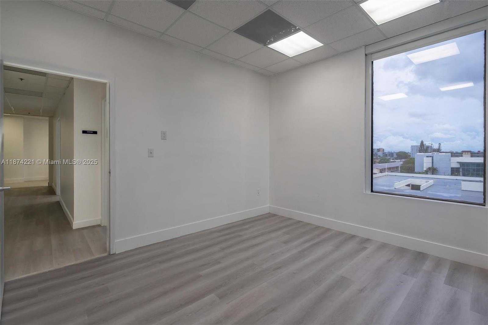 Small Image of 12550 BISCAYNE BLVD #505, North Miami Number 14