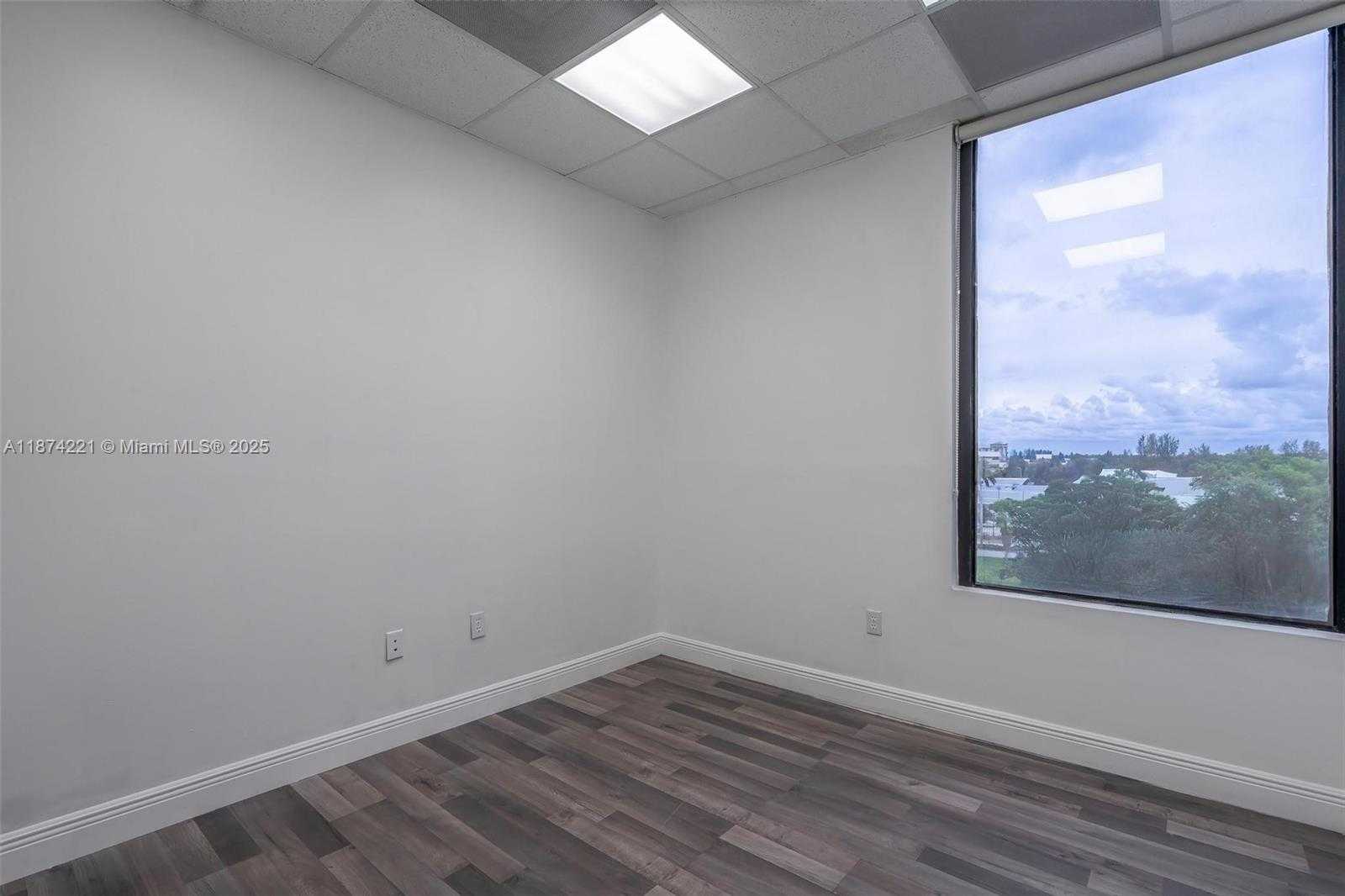 Small Image of 12550 BISCAYNE BLVD #505, North Miami Number 16