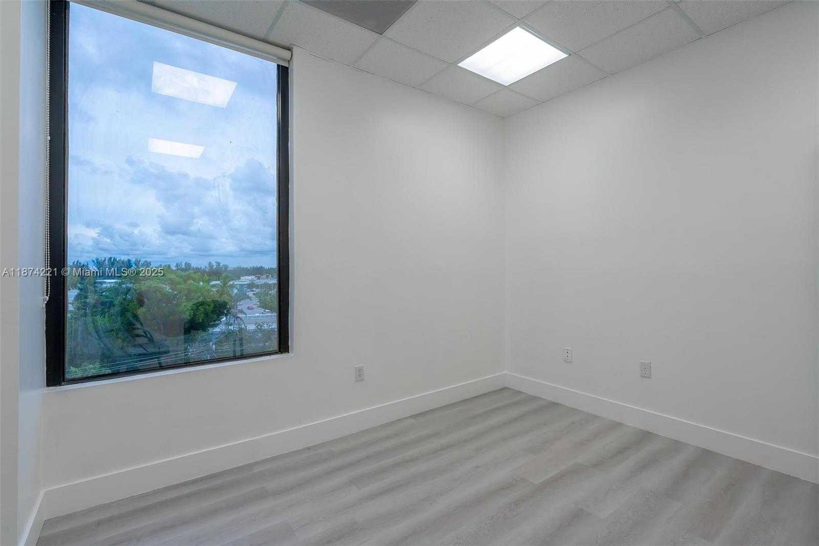 Small Image of 12550 BISCAYNE BLVD #505, North Miami Number 19