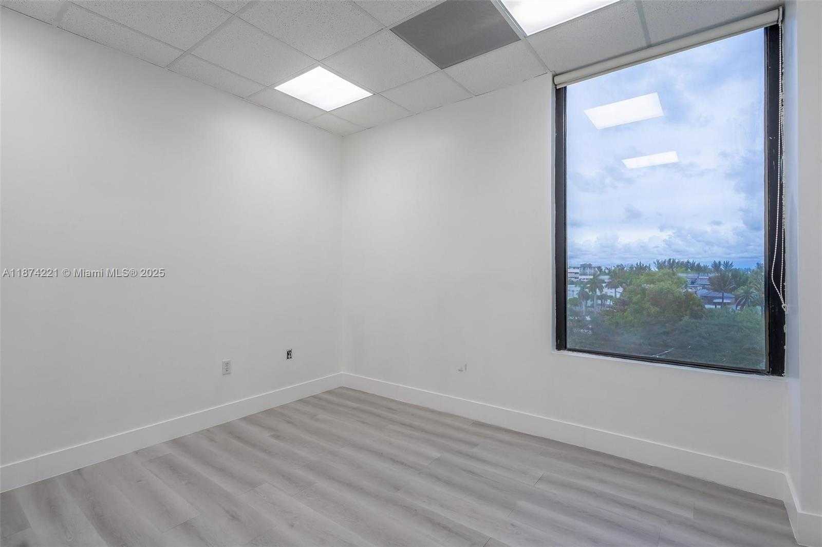 Small Image of 12550 BISCAYNE BLVD #505, North Miami Number 21