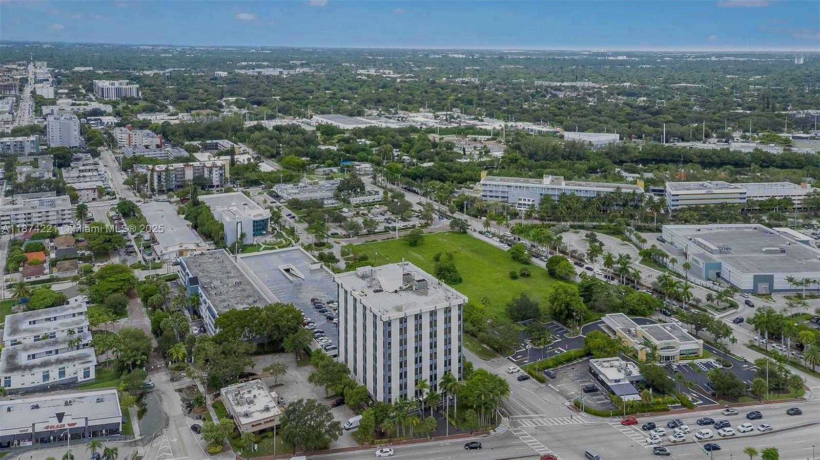 Small Image of 12550 BISCAYNE BLVD #505, North Miami Number 32
