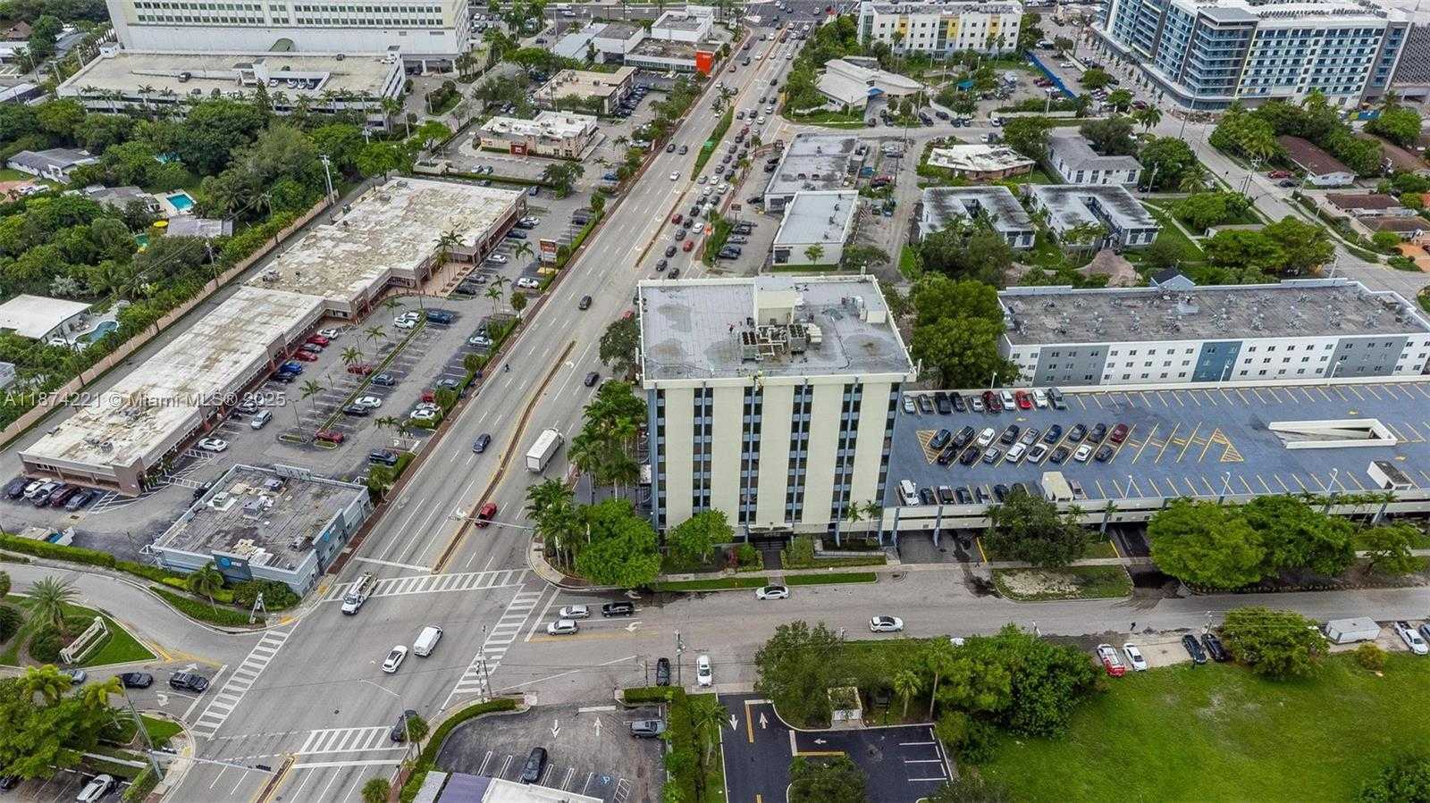Small Image of 12550 BISCAYNE BLVD #505, North Miami Number 35