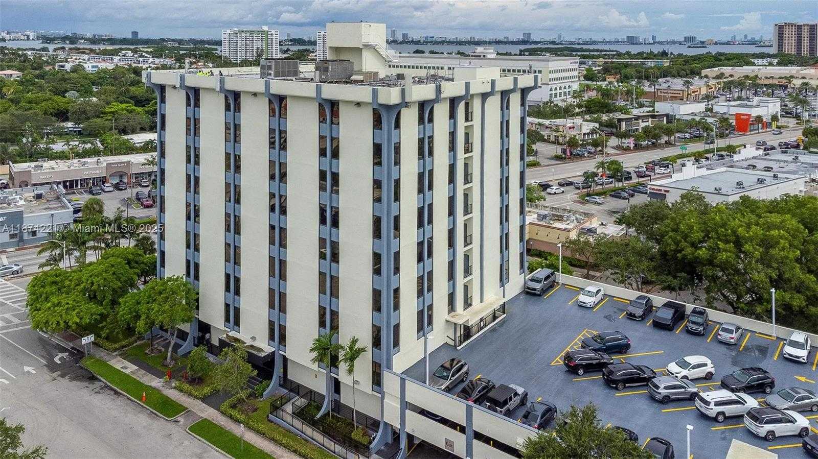 Small Image of 12550 BISCAYNE BLVD #505, North Miami Number 38