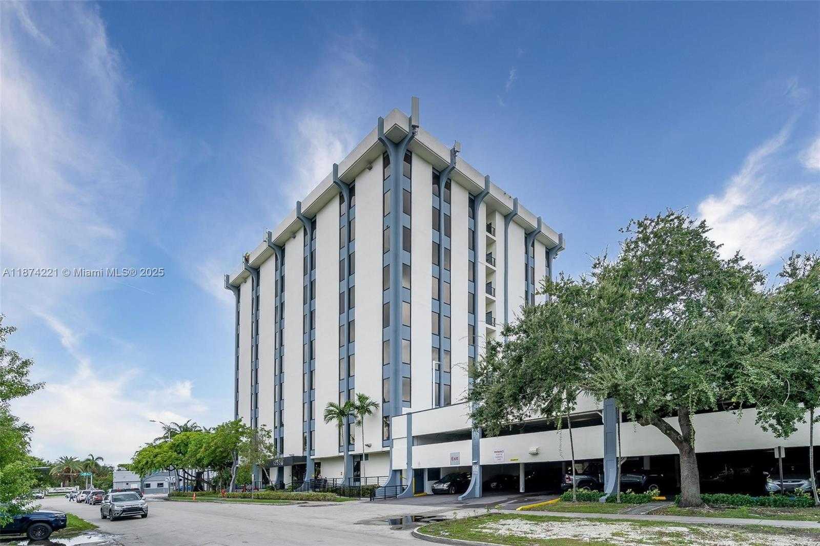 Small Image of 12550 BISCAYNE BLVD #505, North Miami Number 4