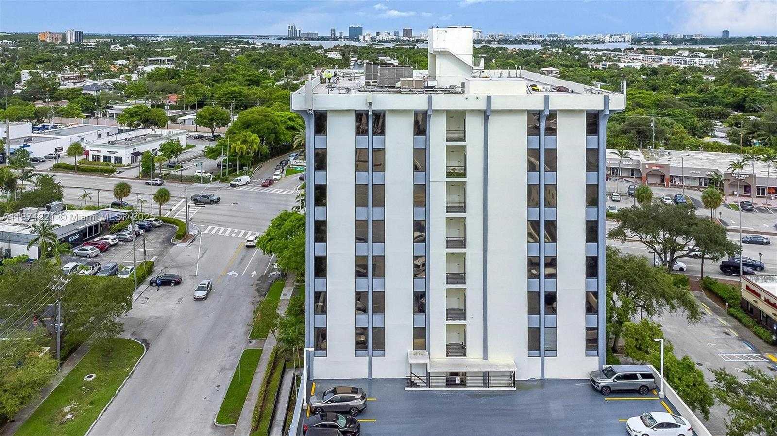Small Image of 12550 BISCAYNE BLVD #505, North Miami Number 41