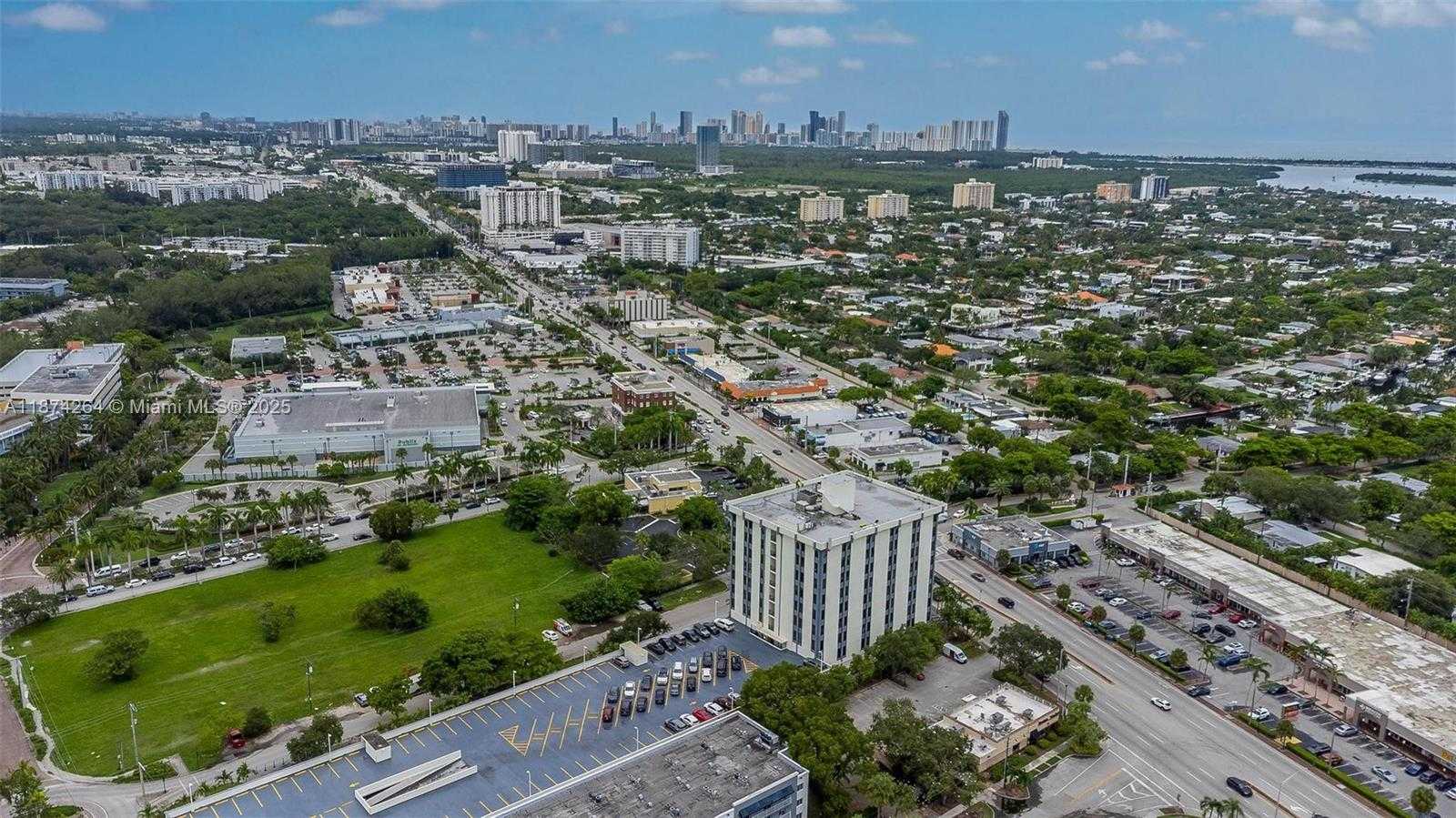 Small Image of 12550 BISCAYNE BLVD #505, North Miami Number 31