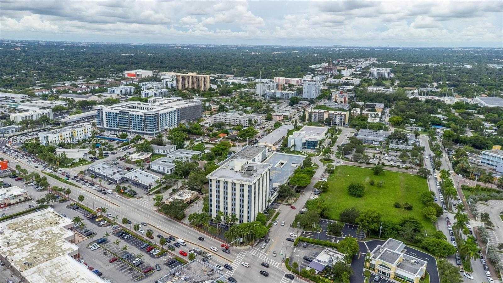 Small Image of 12550 BISCAYNE BLVD #505, North Miami Number 34