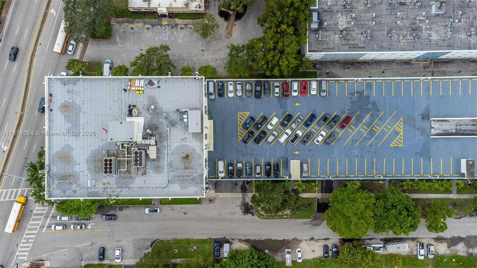 Small Image of 12550 BISCAYNE BLVD #505, North Miami Number 36