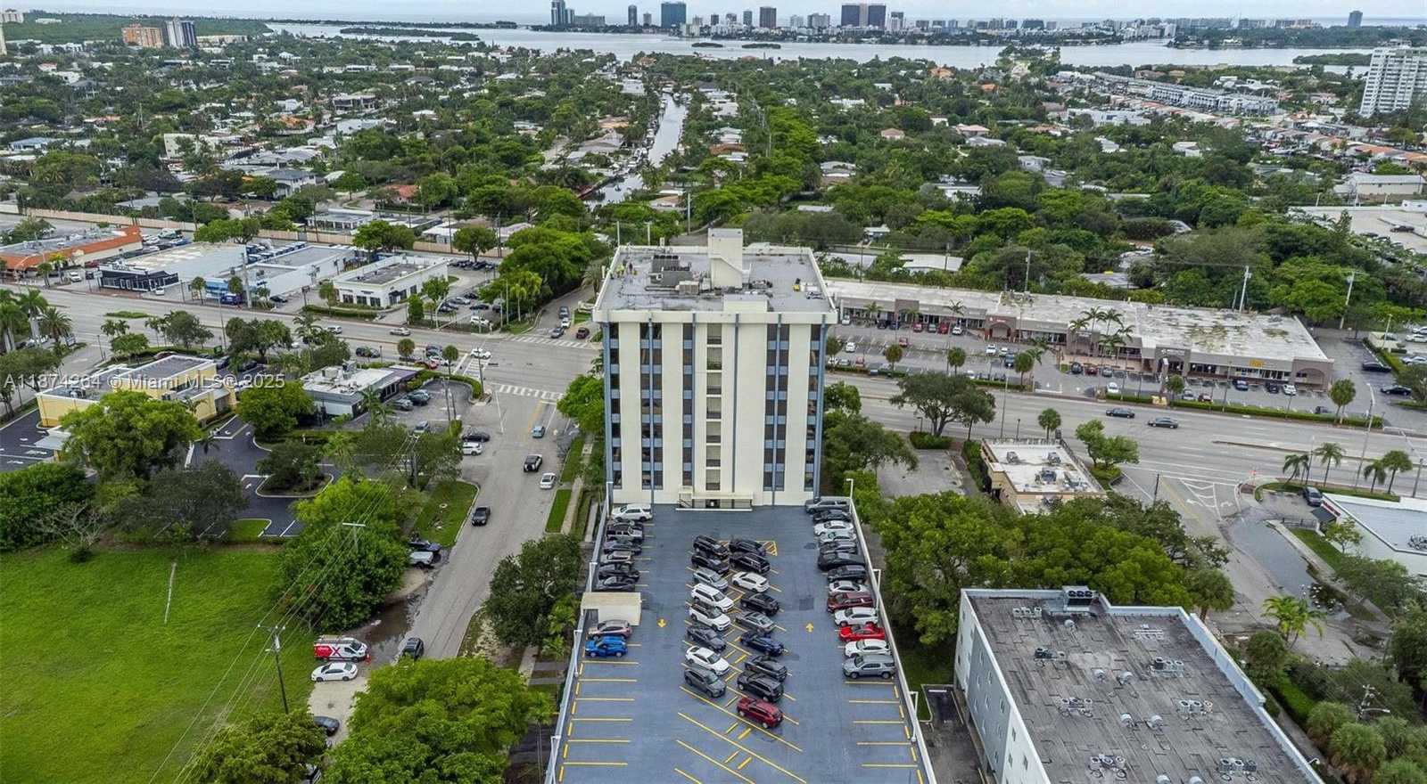 Small Image of 12550 BISCAYNE BLVD #505, North Miami Number 37