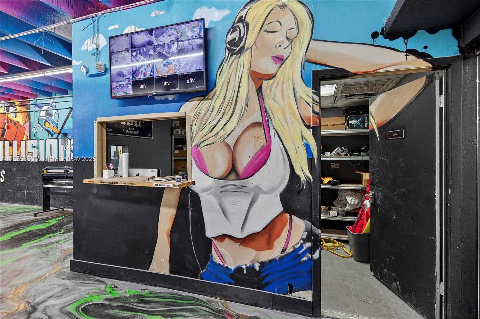 Small Image of Hollywood Number 32