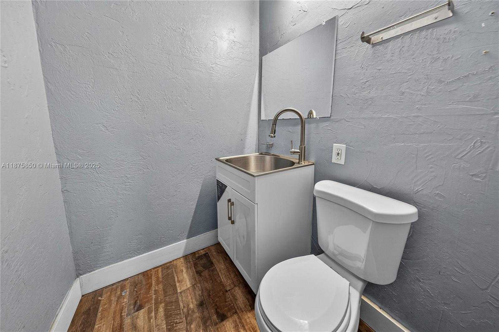 Small Image of Hollywood Number 47