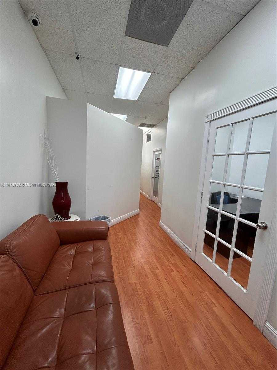 Small Image of 19300 WEST DIXIE HWY, Miami Number 2