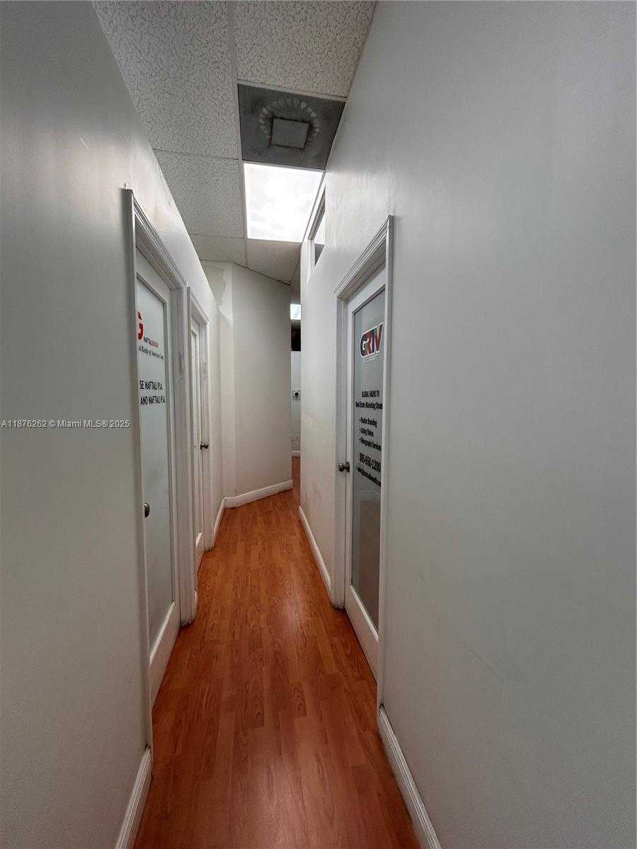 Small Image of 19300 WEST DIXIE HWY, Miami Number 3