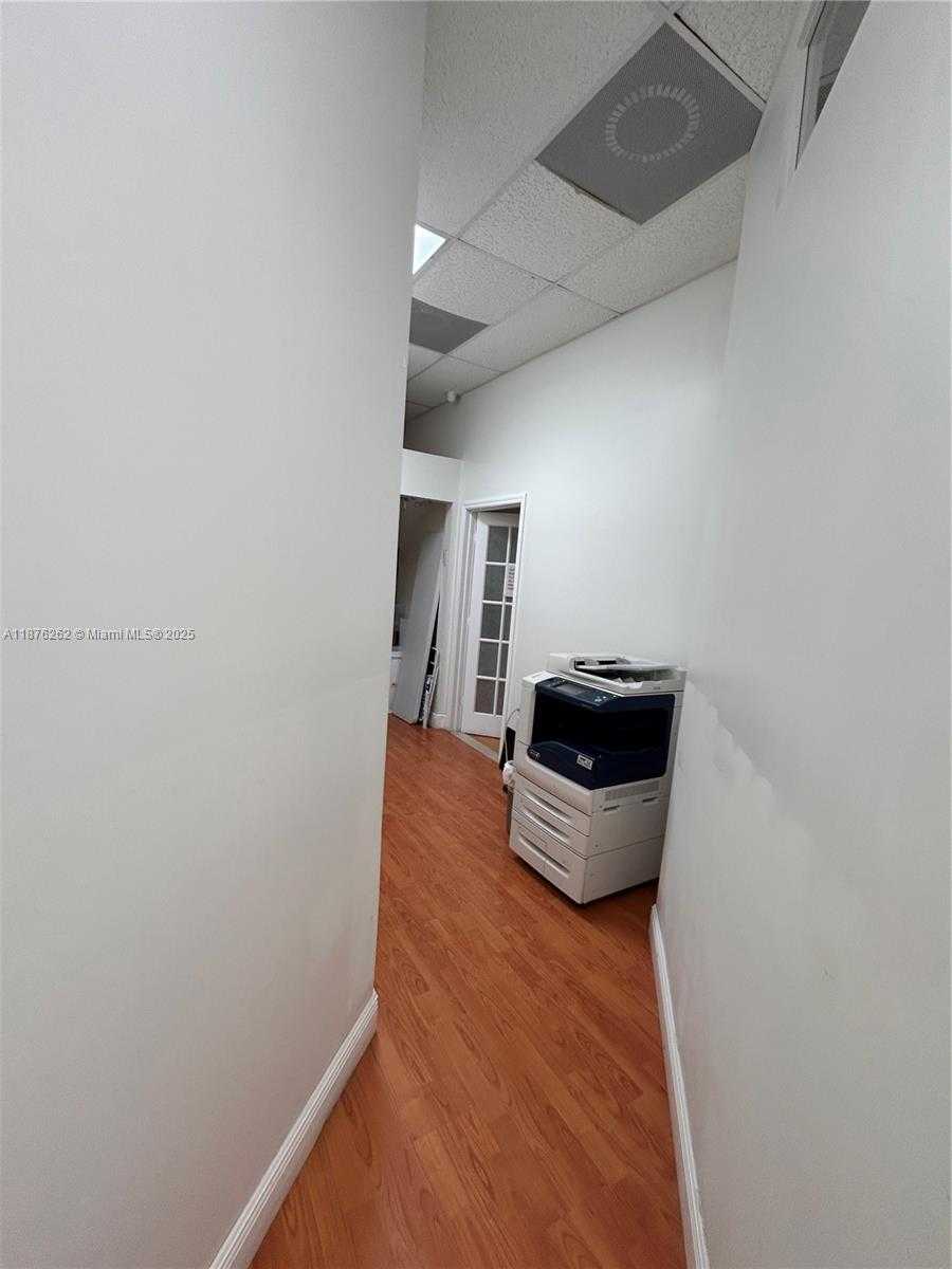Small Image of 19300 WEST DIXIE HWY, Miami Number 4