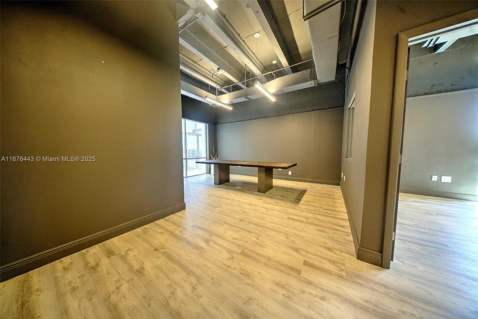 Small Image of 4100 PINE TREE DR, Miami Beach Number 10