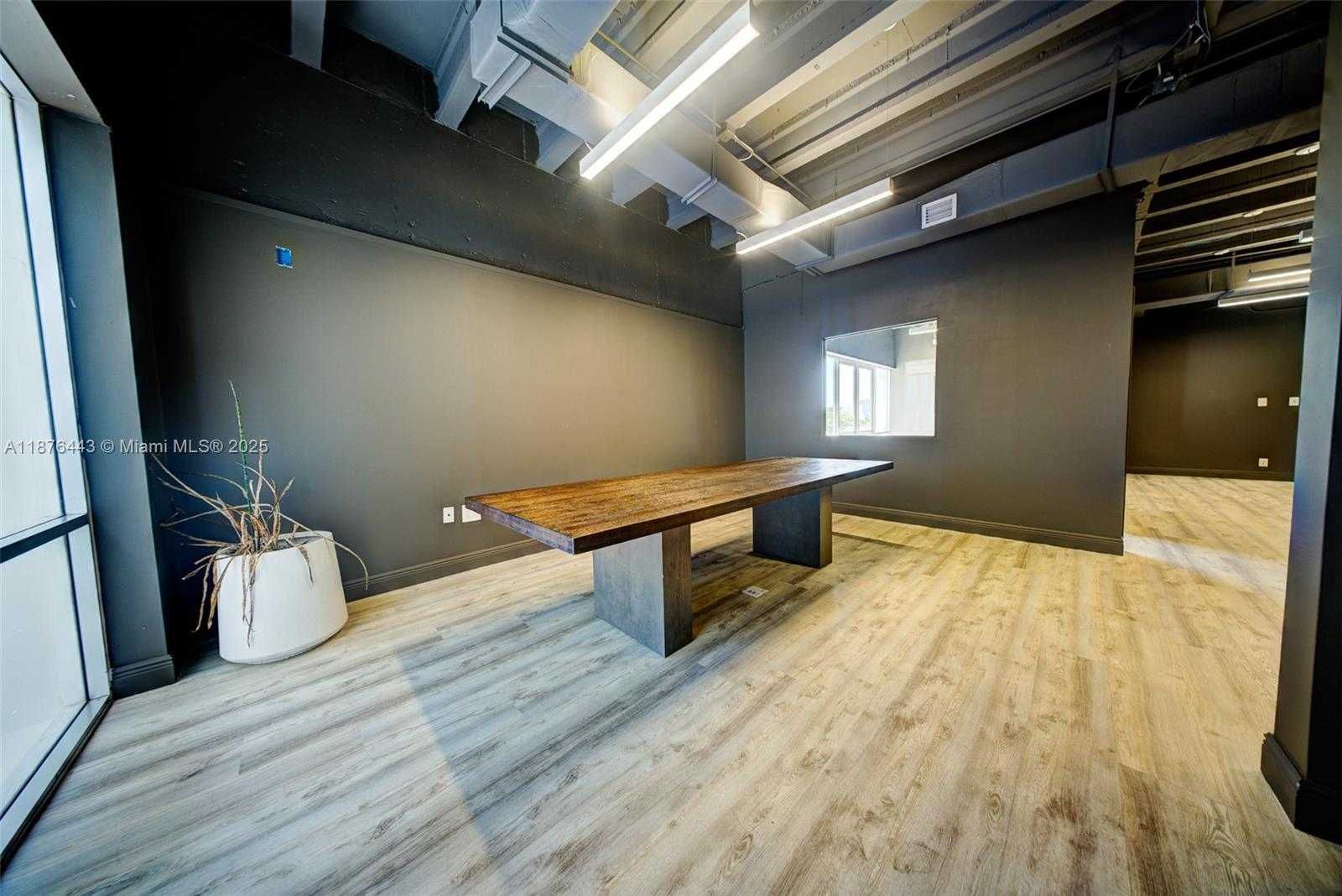 Small Image of 4100 PINE TREE DR, Miami Beach Number 11