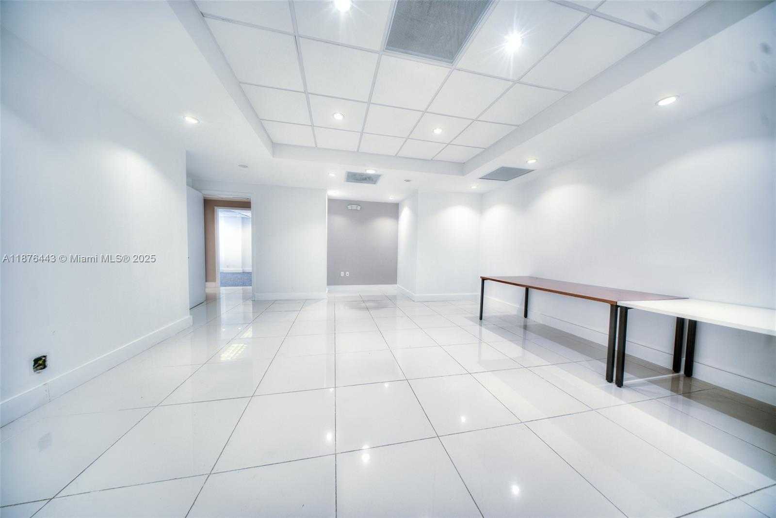 Small Image of 4100 PINE TREE DR, Miami Beach Number 14
