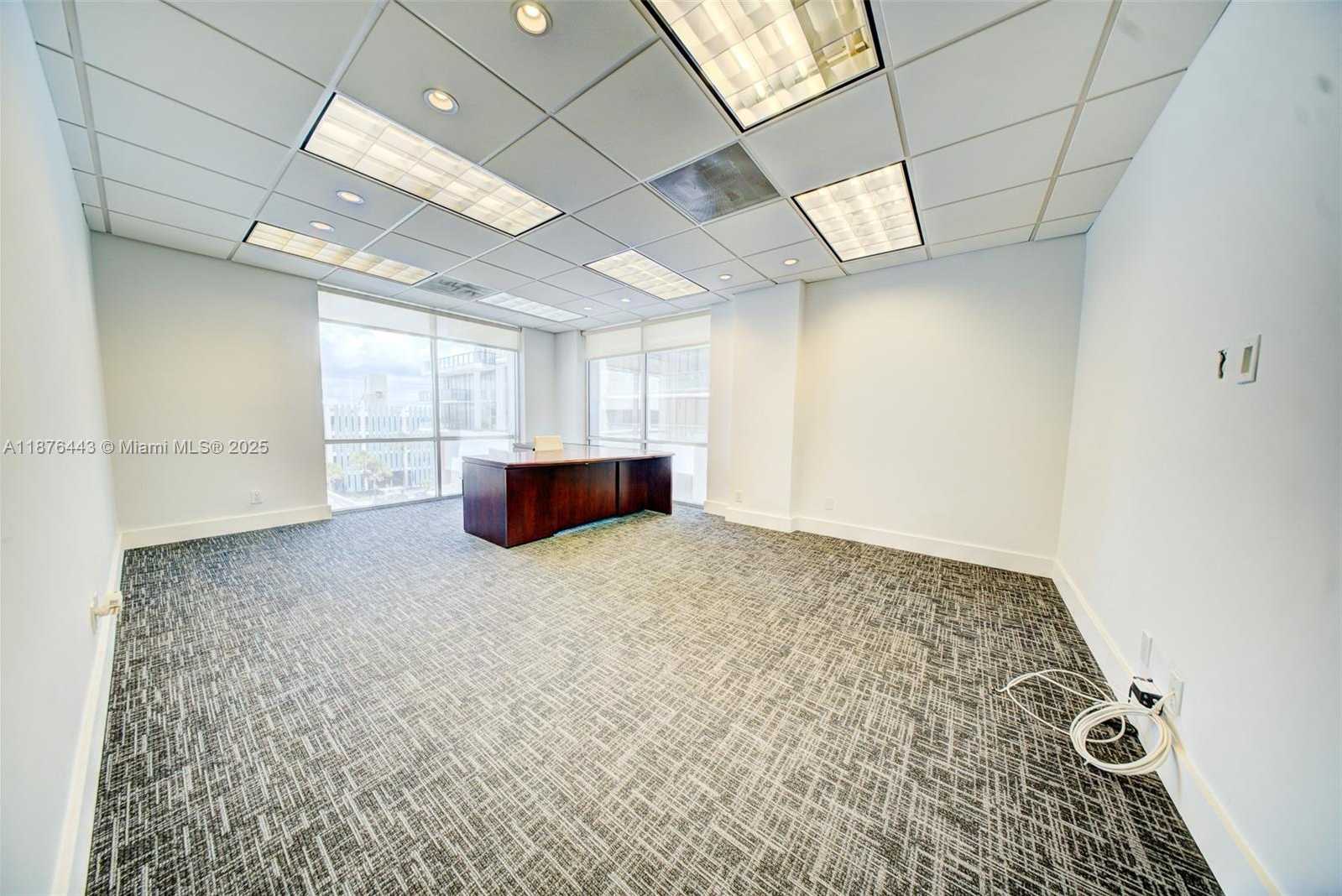 Small Image of 4100 PINE TREE DR, Miami Beach Number 17