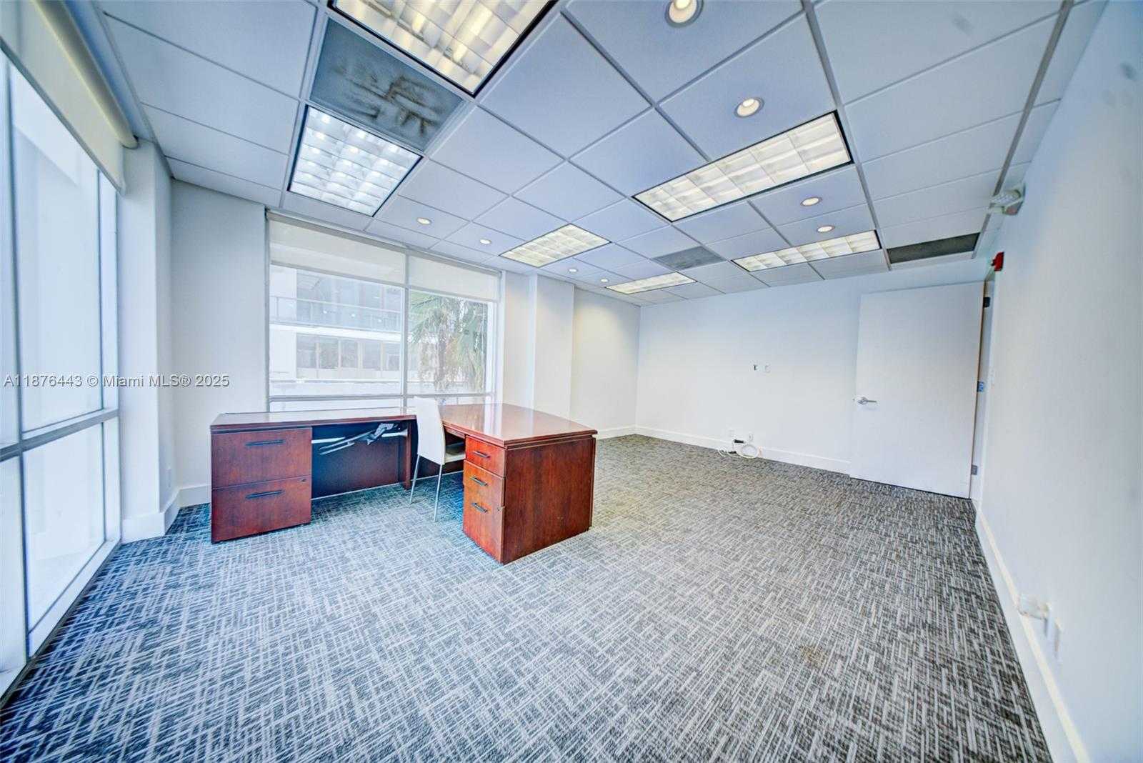 Small Image of 4100 PINE TREE DR, Miami Beach Number 18
