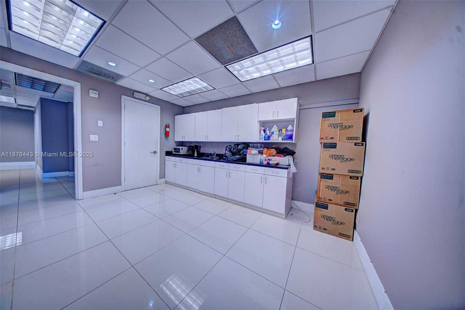 Small Image of 4100 PINE TREE DR, Miami Beach Number 19