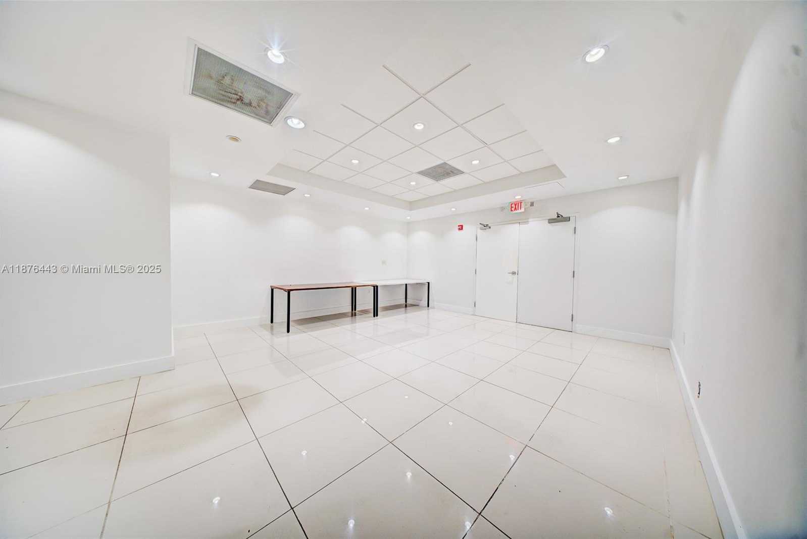Small Image of 4100 PINE TREE DR, Miami Beach Number 20