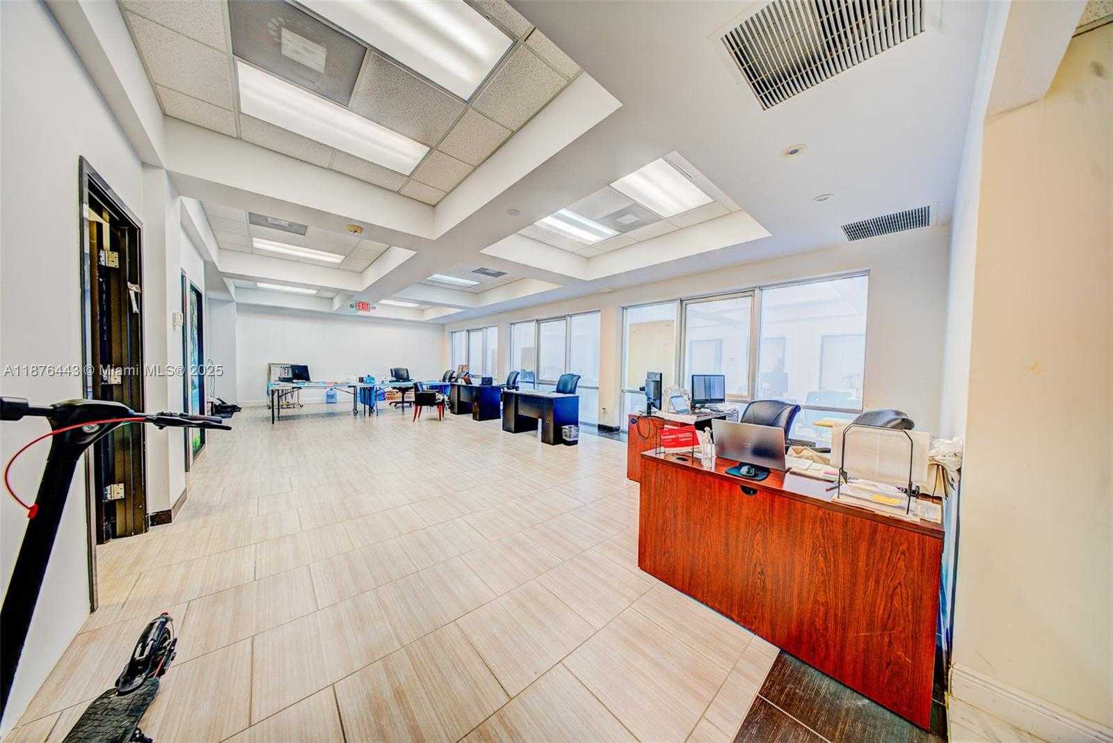 Small Image of 4100 PINE TREE DR, Miami Beach Number 23