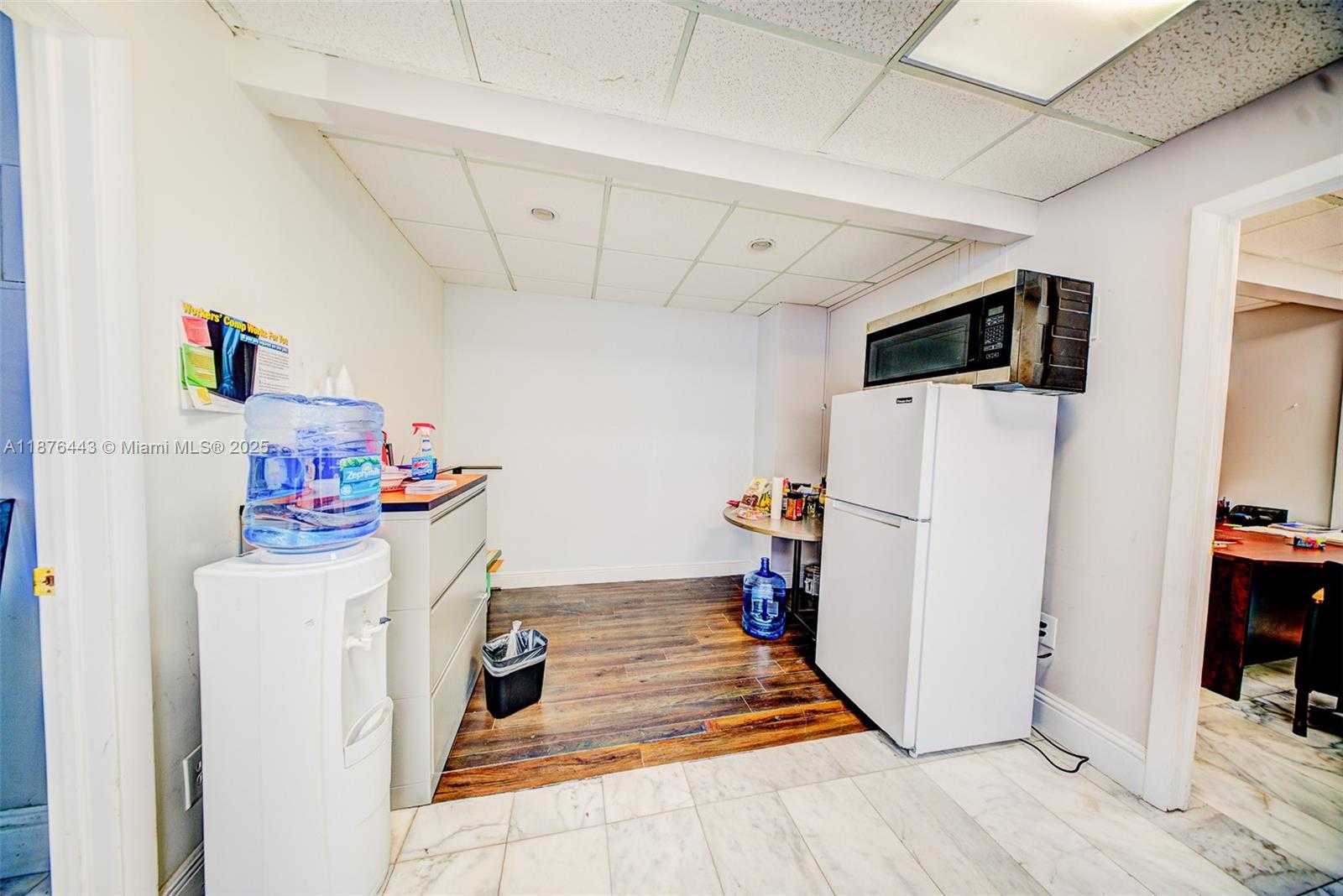 Small Image of 4100 PINE TREE DR, Miami Beach Number 25