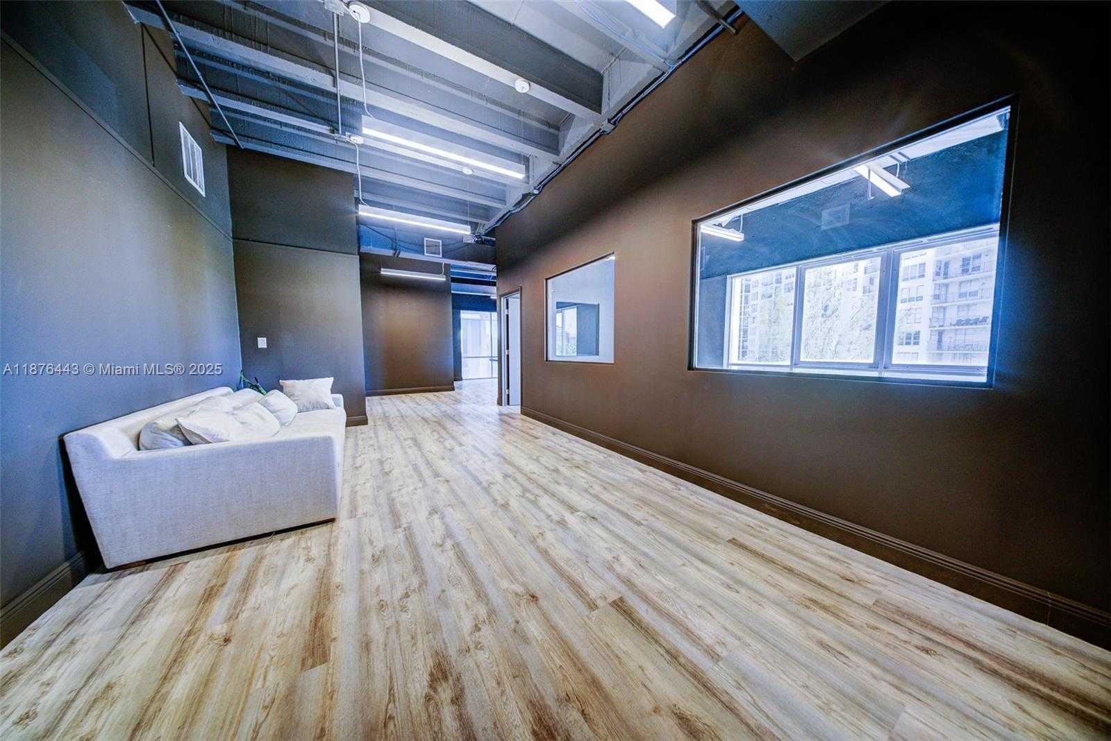Small Image of 4100 PINE TREE DR, Miami Beach Number 8